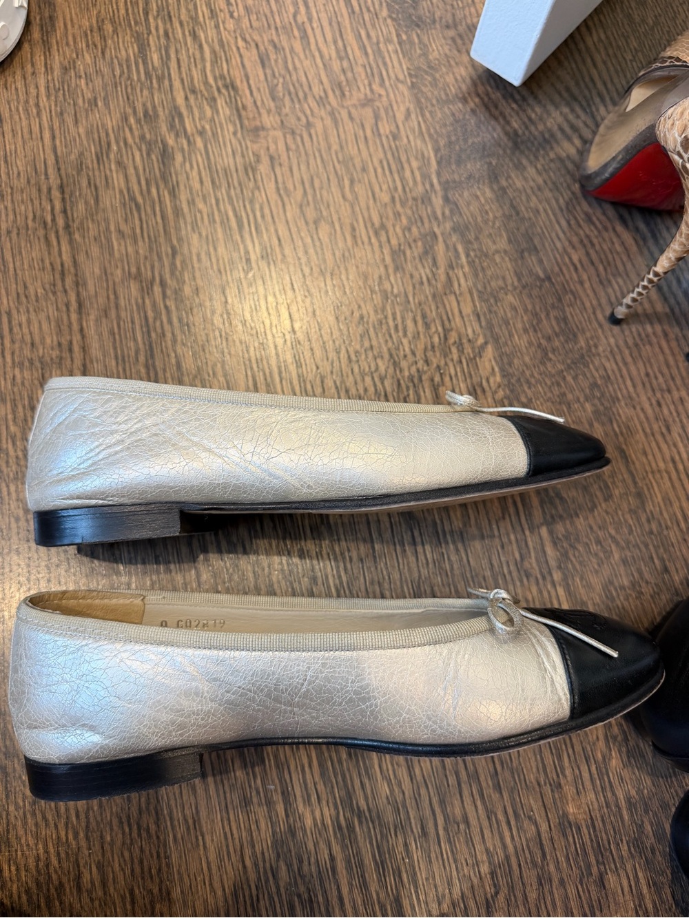 CHANEL Silver and Black Leather Cap-Toe Bow Ballet Flats - Picture 7 of 8